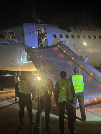 男子欲拉飞机舱门，航司迅速回应保障安全